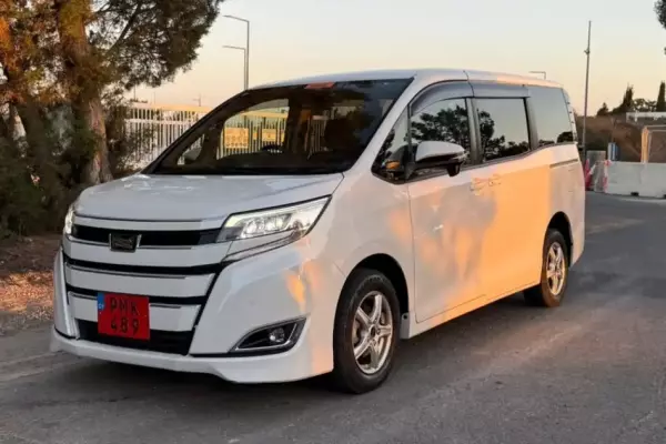 Toyota Noah &pi;&rho;&omicron;&sigmaf; &epsilon;&nu;&omicron;&iota;&kappa;ί&alpha;&sigma;&eta; &sigma;&epsilon; &Kappa;ύ&pi;&rho;&omicron;&sigmaf;